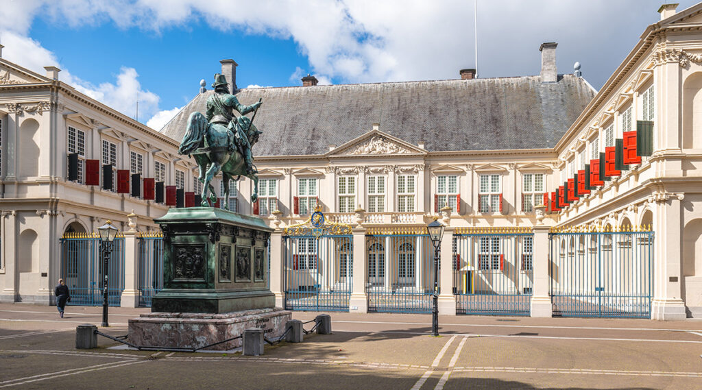paleis noordeinde richie chan shutterstock 2495606823 1200x667 1 paleis noordeinde richie chan shutterstock 2495606823 1200x667 1