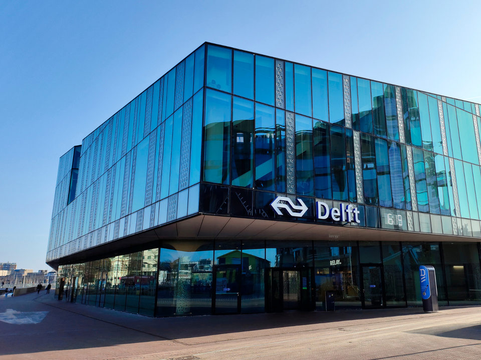 buitenkant van het ns station in delft buitenkant van het ns station in delft